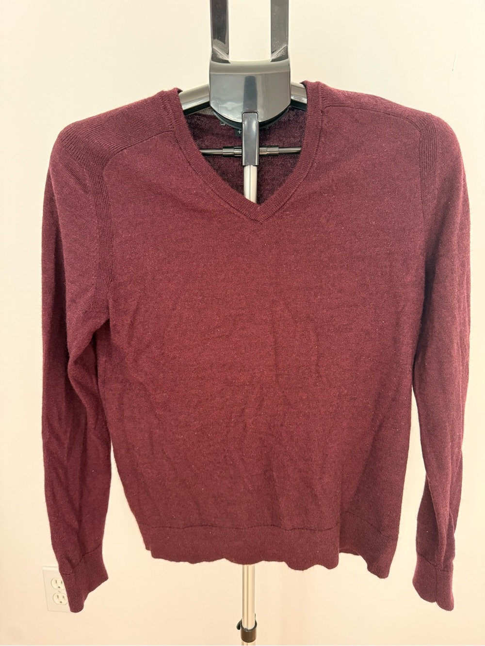 Express Maroon Burgundy Merino Wool Blend V-Neck Pullover Sweater Size Large